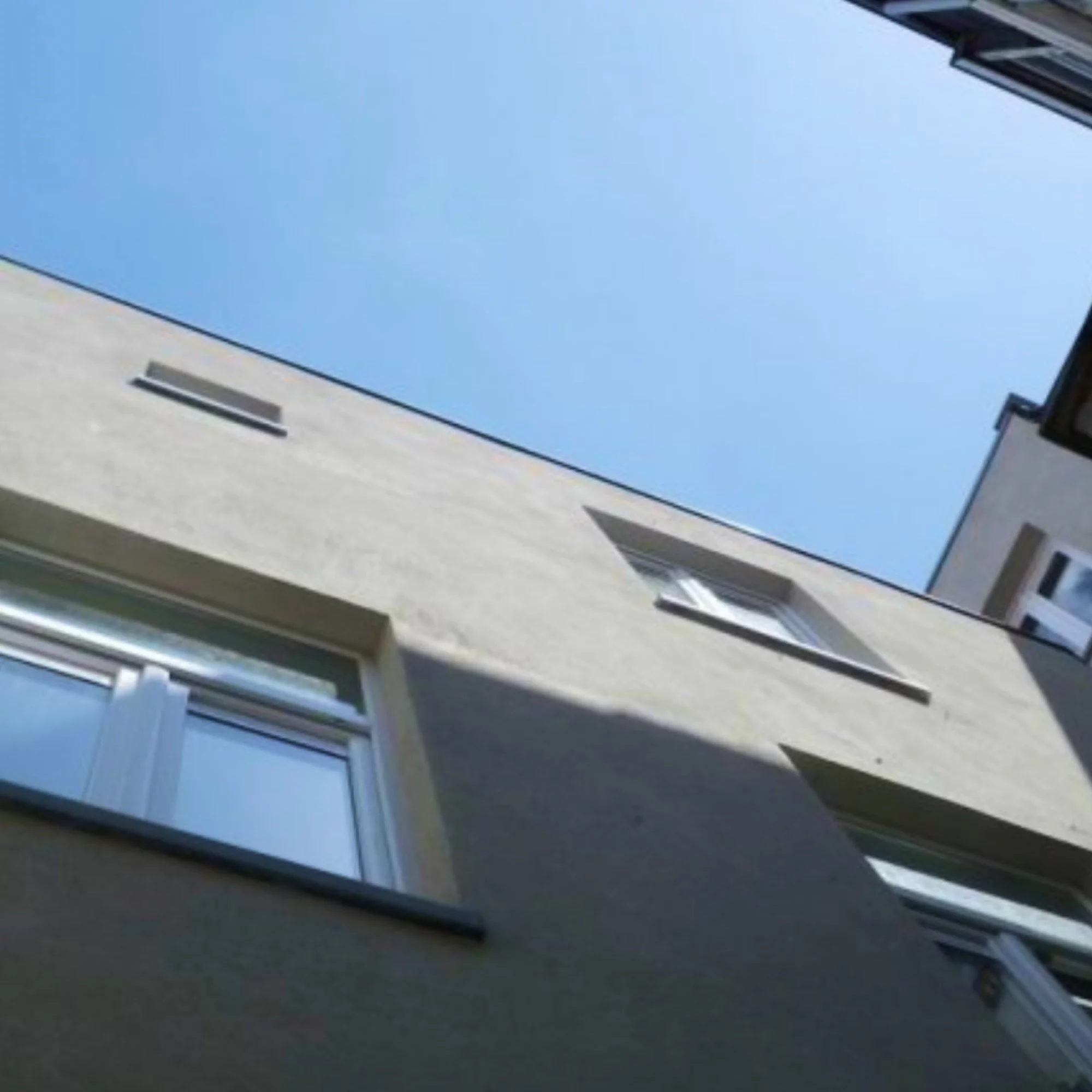 <p>Renoveren van vervallen rijhuis naar modern gebouw met 3 appartementen</p>