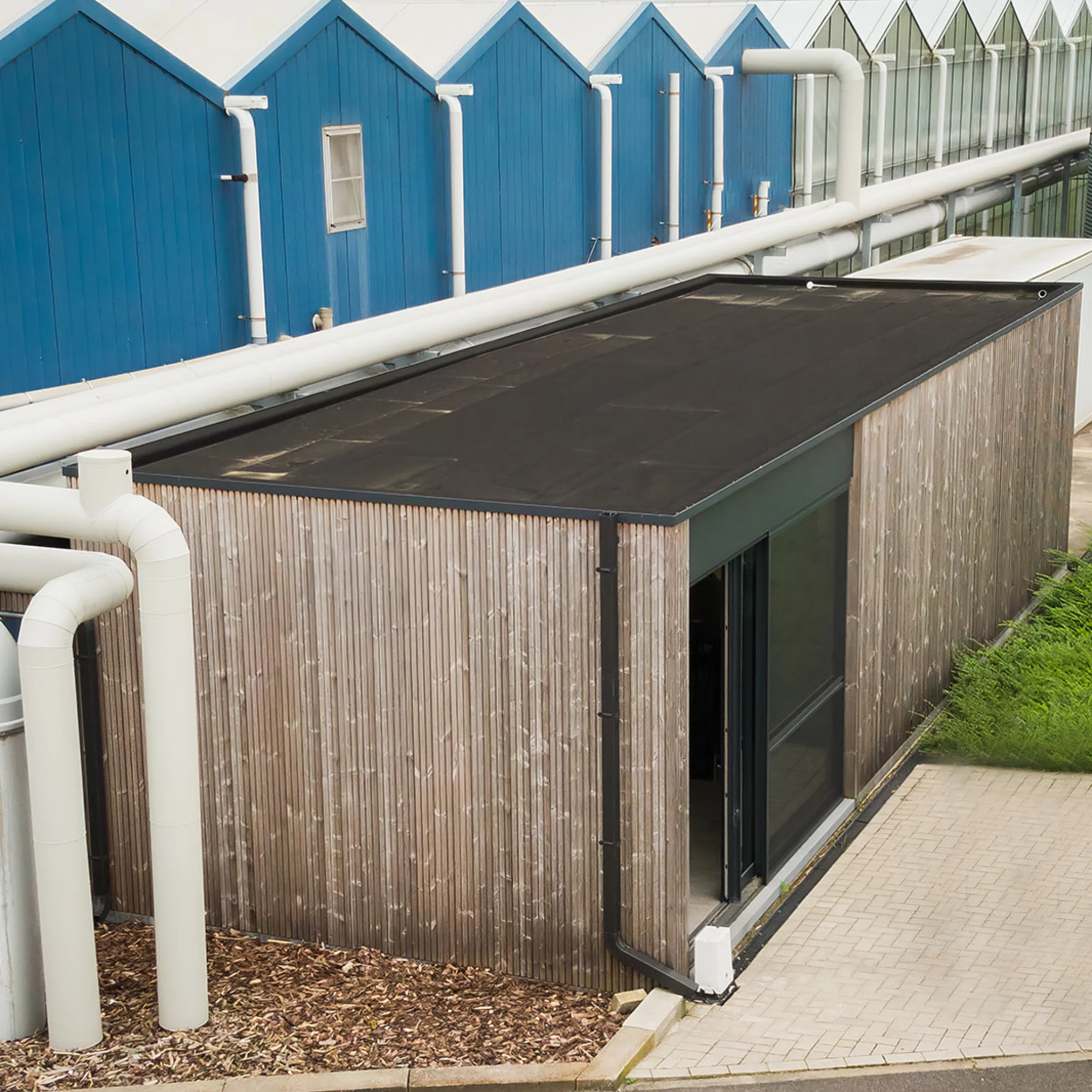 <p>Stijlvol bijgebouw met overdekt terras in thermowood</p>