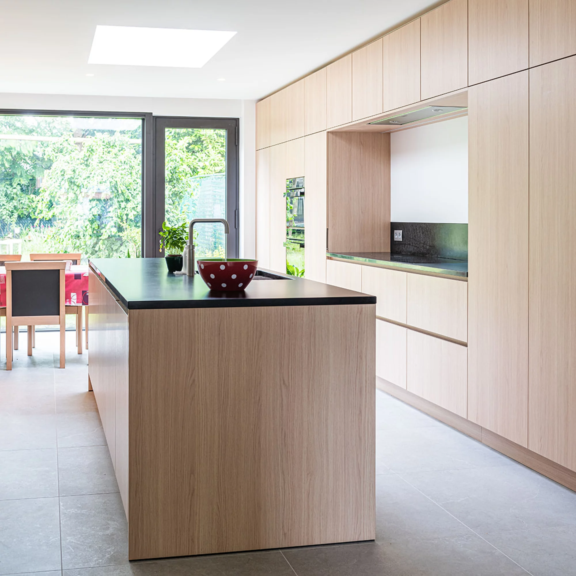 <p>Update van klassieke woning met open keuken en lichte uitbreiding</p>