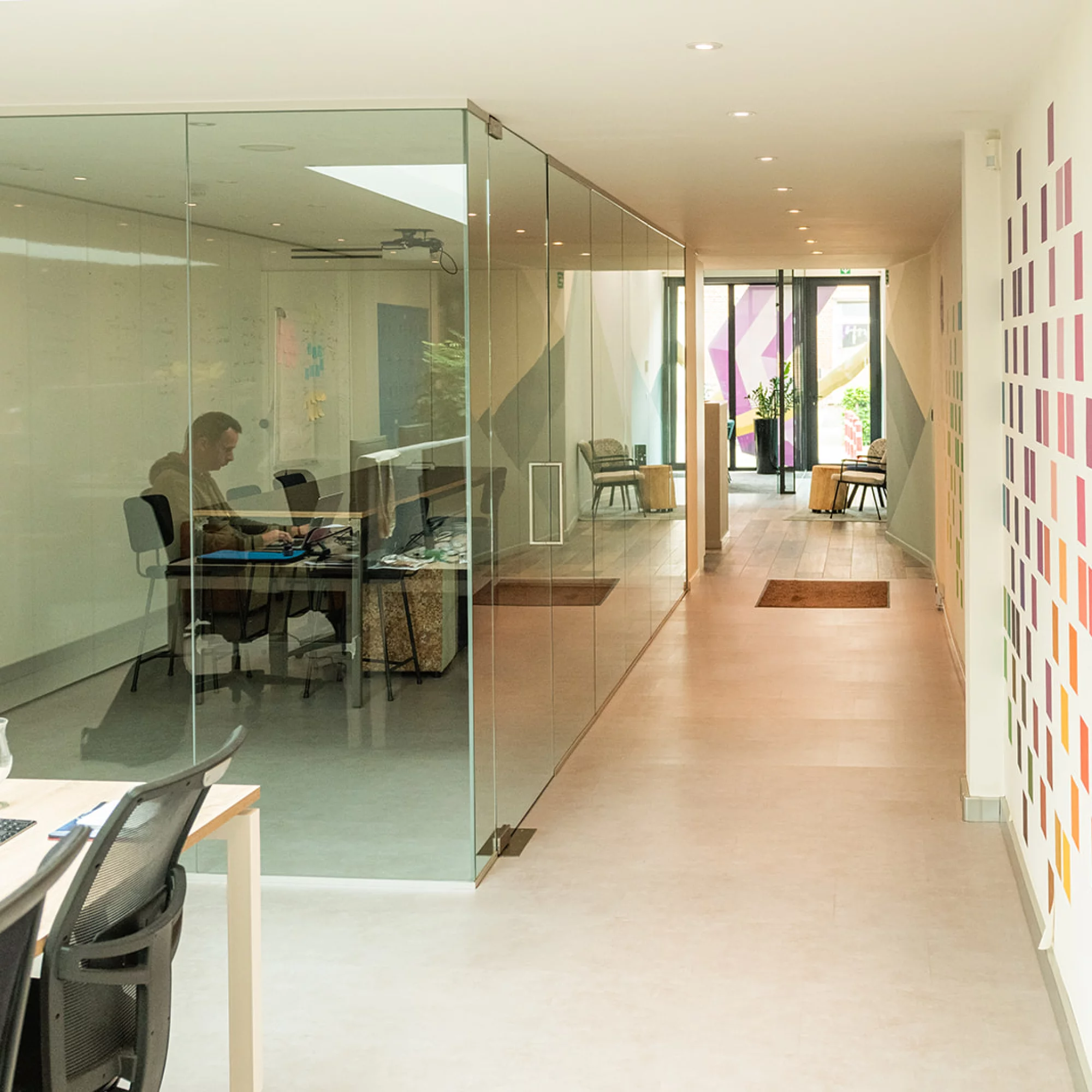 <p>Transformatie naar eigentijds kantoor met werk- en vergaderruimtes</p>