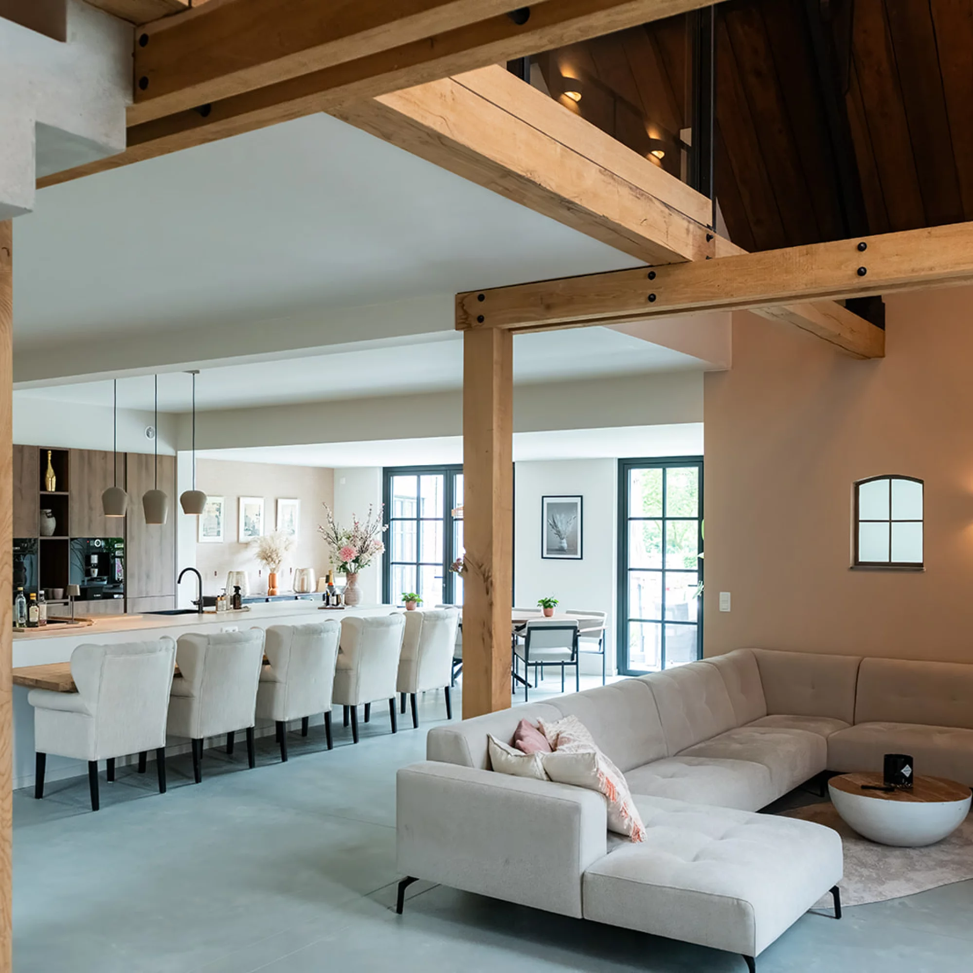 <p>Verbouwing van café naar warme, gezellige woning</p>