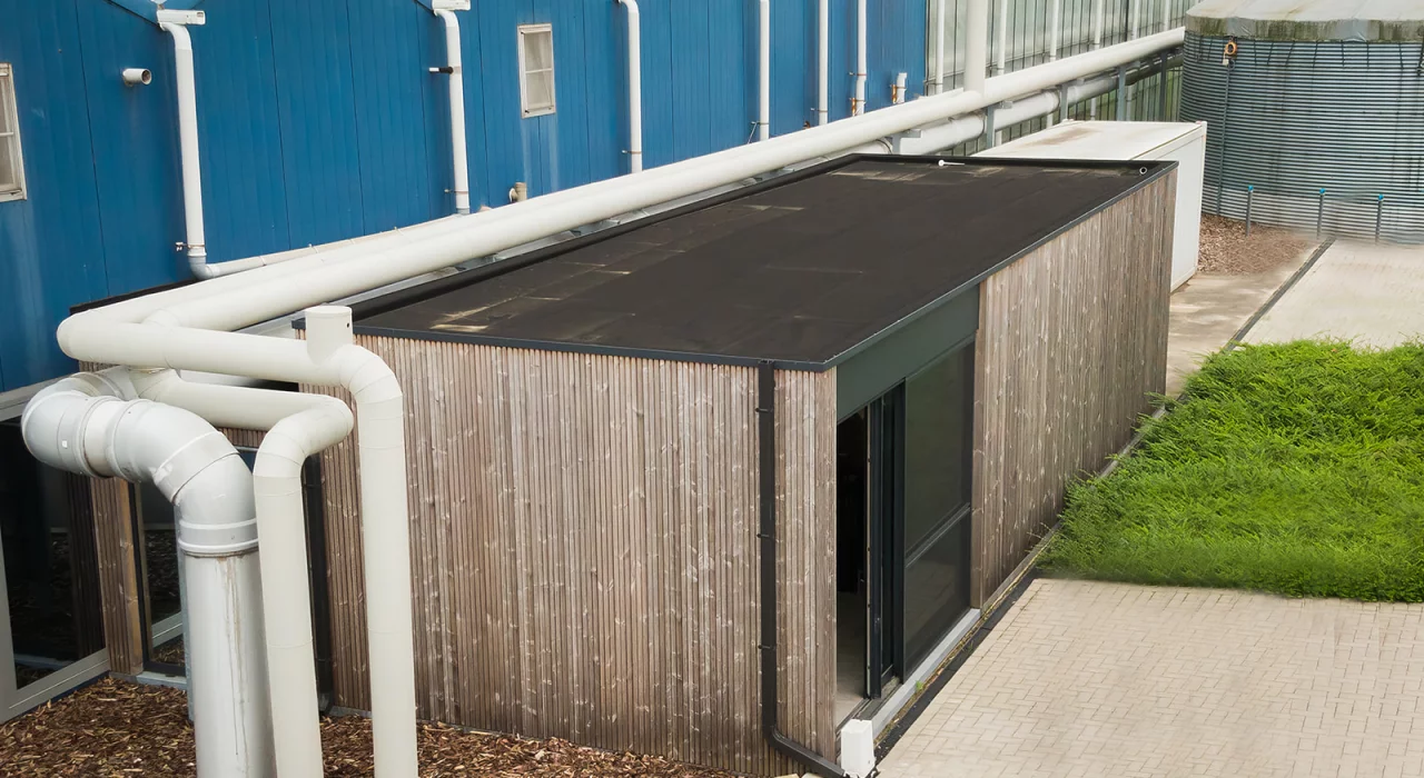 <p>Stijlvol bijgebouw met overdekt terras in thermowood</p>