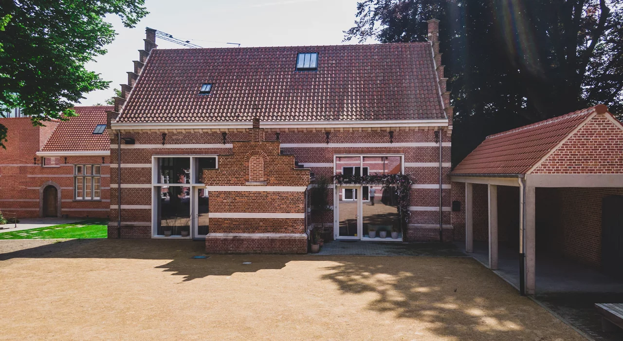 <p>Restauratie van klaslokaal tot charmant koffiehuis met studio</p>