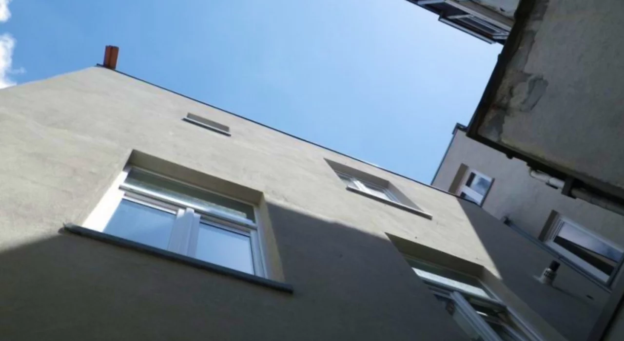 <p>Renoveren van vervallen rijhuis naar modern gebouw met 3 appartementen</p>