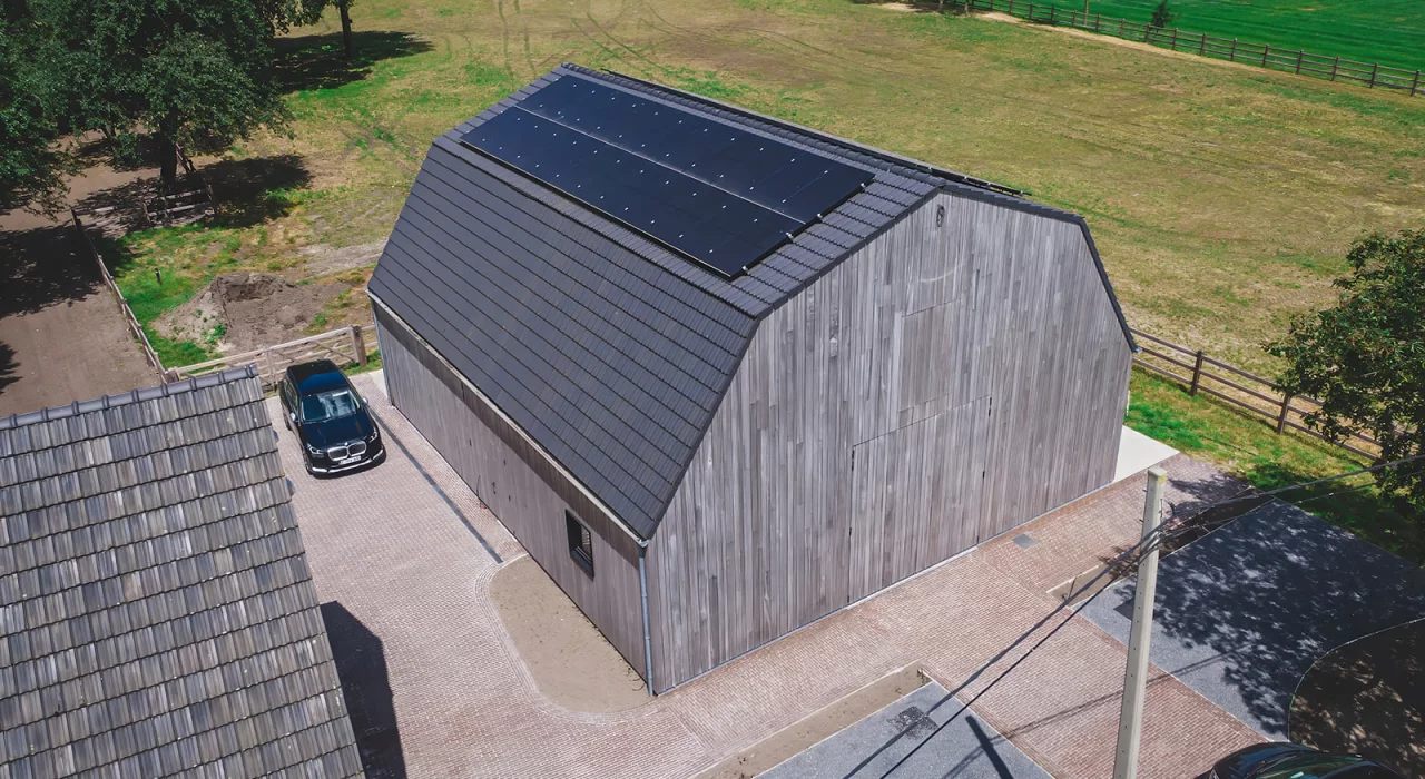 <p>Afwerking bijgebouw met authentiek mansardedak en padouk gevelbeplanking</p>