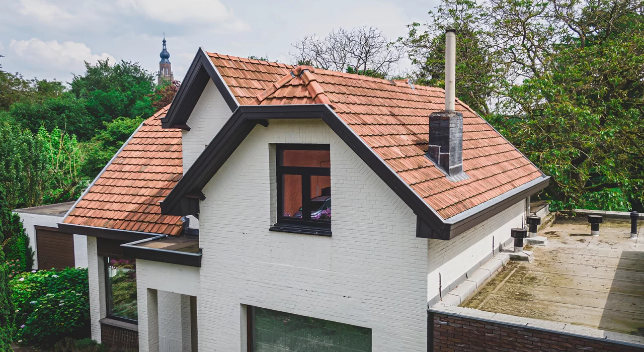 <p>Vernieuwd hellend dak met authentieke uitstraling en duurzame afwerking</p>