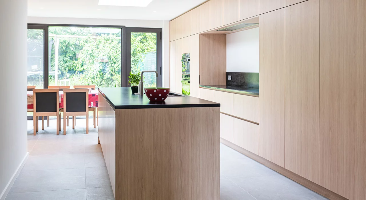<p>Update van klassieke woning met open keuken en lichte uitbreiding</p>